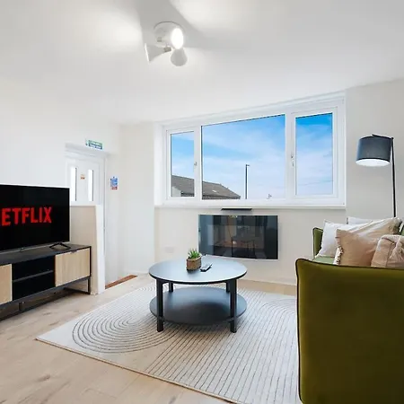 Stylish Seaside With Balcony Walking Distance To