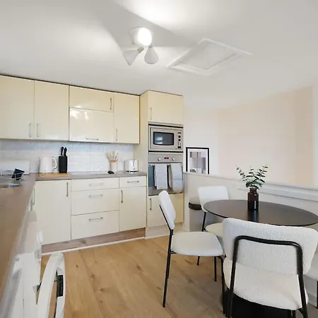 Hébergement de vacances Stylish Seaside With Balcony Walking Distance To *