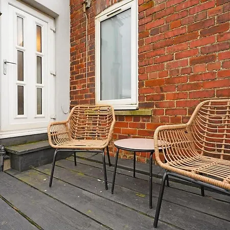 Stylish Seaside With Balcony Walking Distance To Casa de Férias *