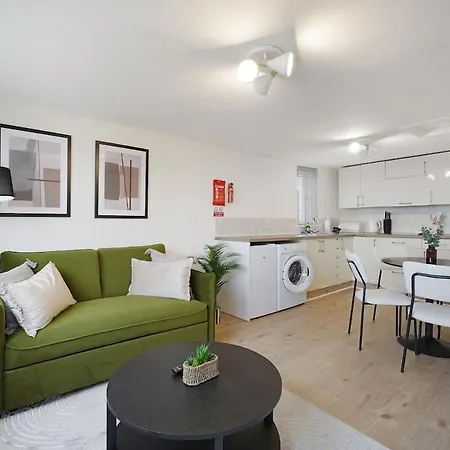 Stylish Seaside With Balcony Walking Distance To