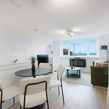 Hébergement de vacances Stylish Seaside With Balcony Walking Distance To *