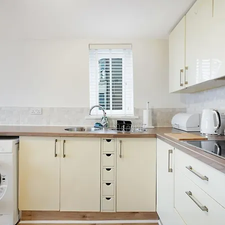 Stylish Seaside With Balcony Walking Distance To Casa de Férias