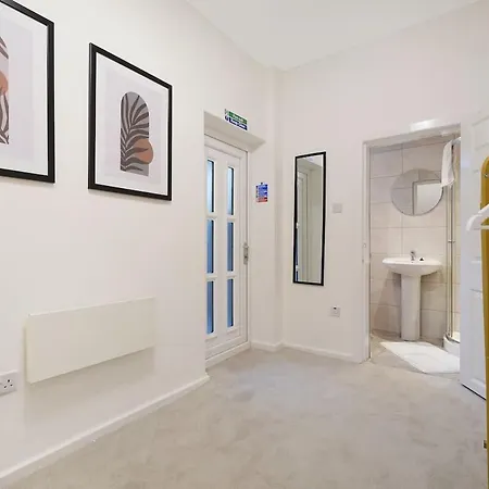 Stylish Seaside With Balcony Walking Distance To Hébergement de vacances